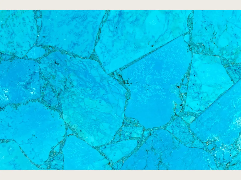 Placa de turquesa: mosaico de piezas grandes azul turquesa con juntas finas gris azulado