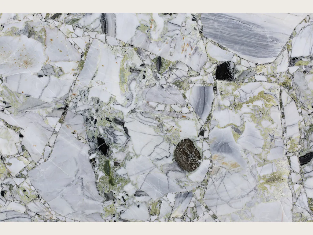 Placa de White Beauty: fragmentos blancos y grises unidos por una matriz verde claro con piezas negras