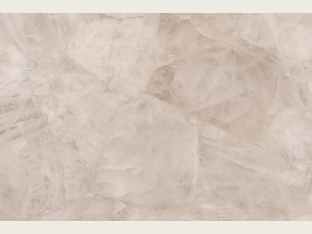 Placa de Cuarzo Blanco: fragmentos cristalinos blancos grisáceos de bordes difusos