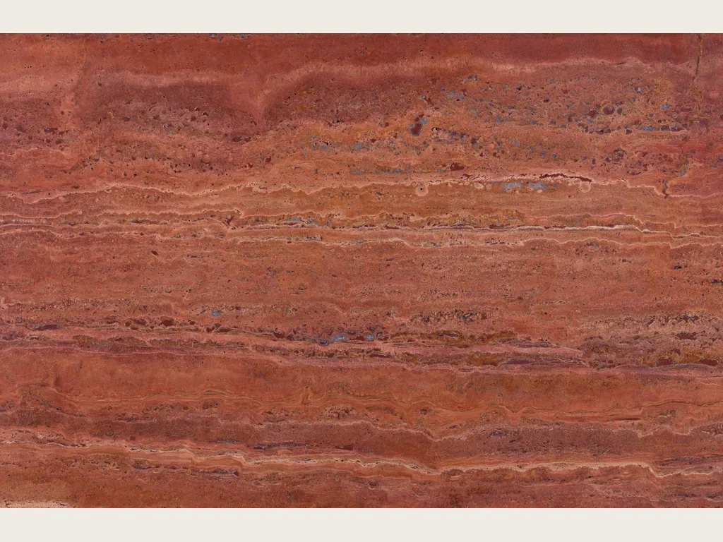 Placa de Travertino Rojo: franjas horizontales paralelas en rojo, naranja y crema sobre fondo rojo anaranjado (otra placa)