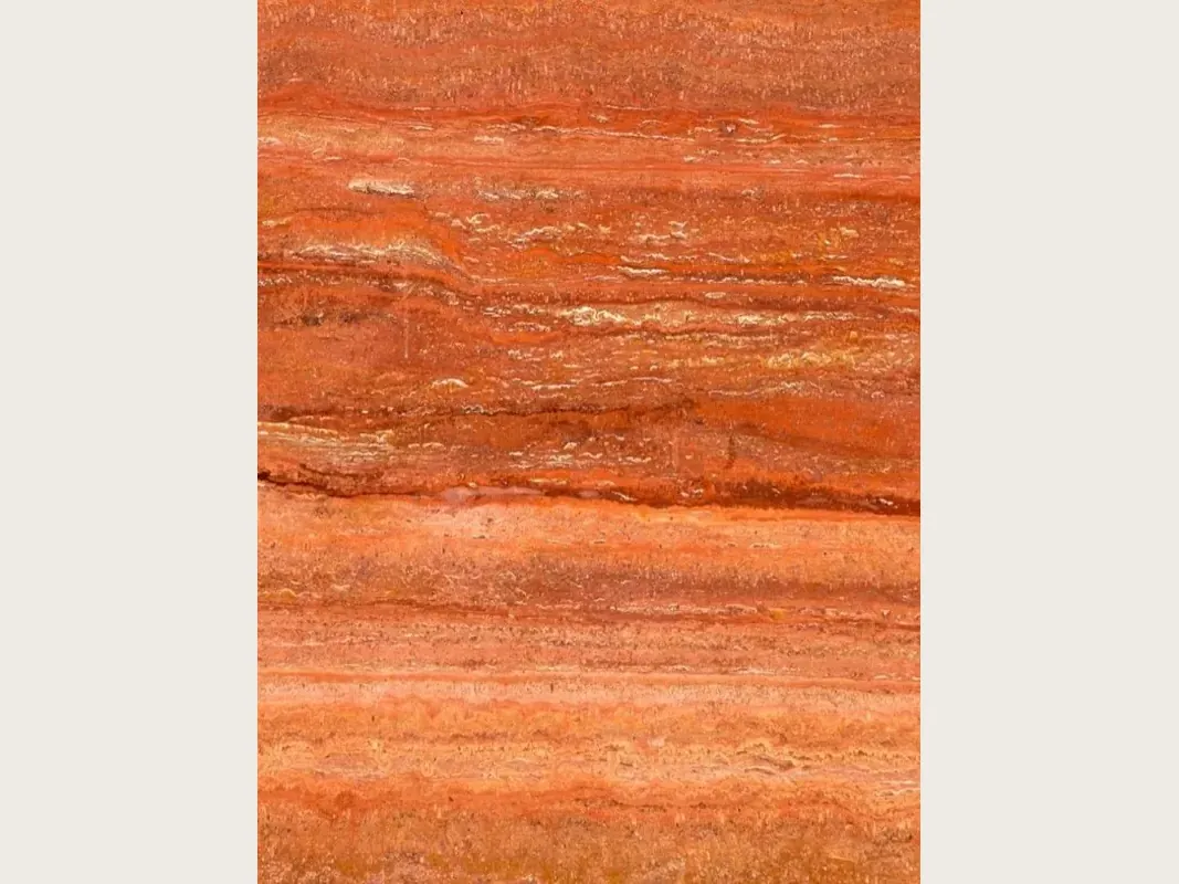 Placa de Travertino Rojo: franjas horizontales paralelas en rojo, naranja y crema sobre fondo rojo anaranjado