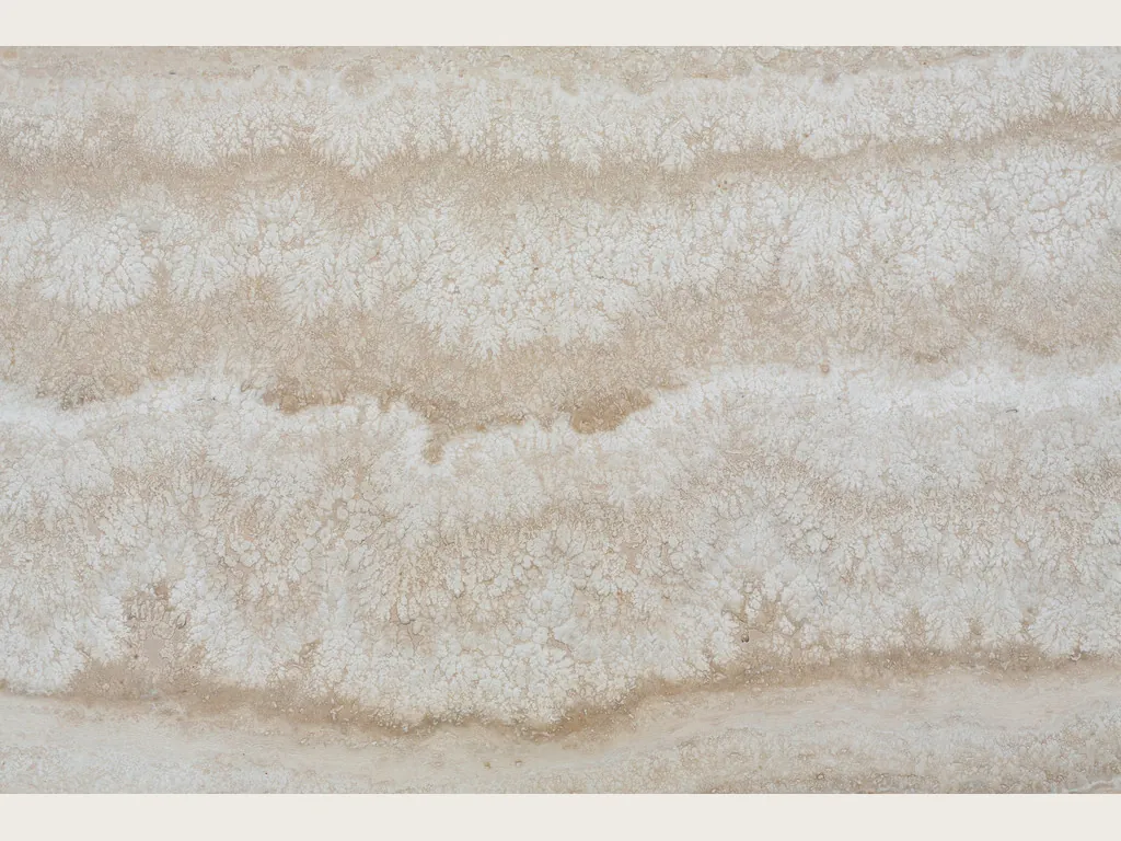 Placa de travertino beige Romano: fondo beige grisáceo claro con agujeros abiertos en hileras verticales (otra placa)