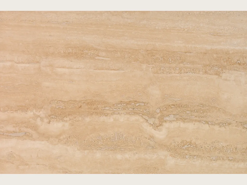 Placa de travertino beige Romano: fondo beige grisáceo claro con agujeros abiertos en hileras verticales (otra placa)