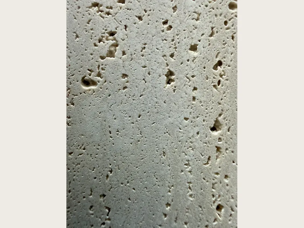 Placa de travertino beige Romano: fondo beige grisáceo claro con agujeros abiertos en hileras verticales
