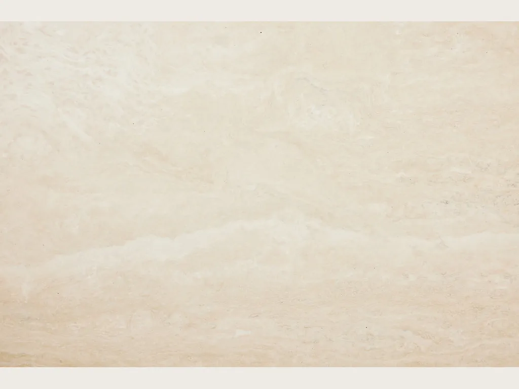 Placa de Travertino Blanco: fondo crema marfil uniforme con ondas horizontales apenas visibles