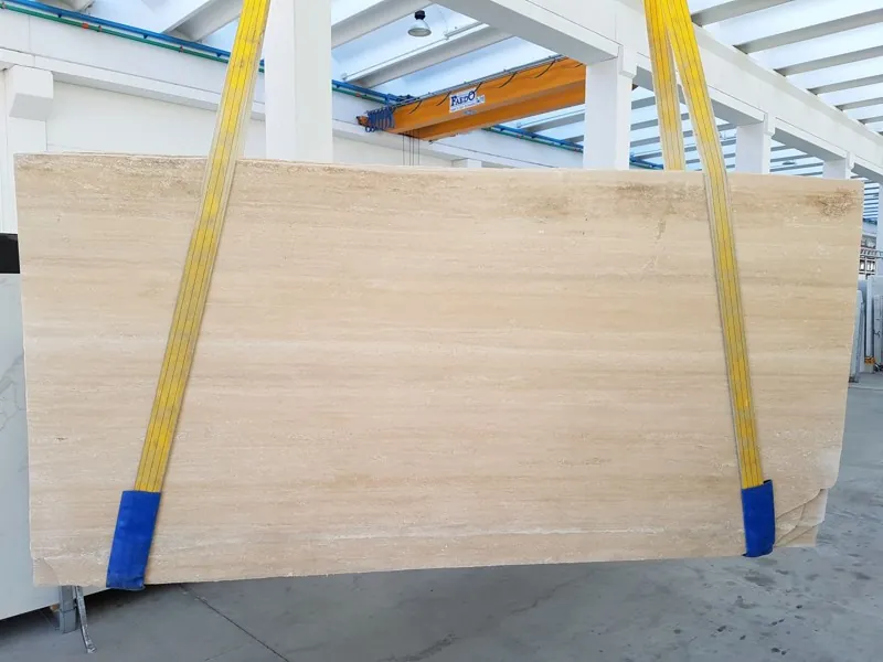 Placa de travertino beige Clásico: beige moteado con agujeros oscuros en columnas verticales (otra placa)