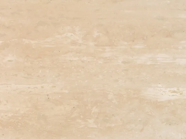 Detalle del Travertino Navona: bandas suaves y matices crema sobre el beige claro