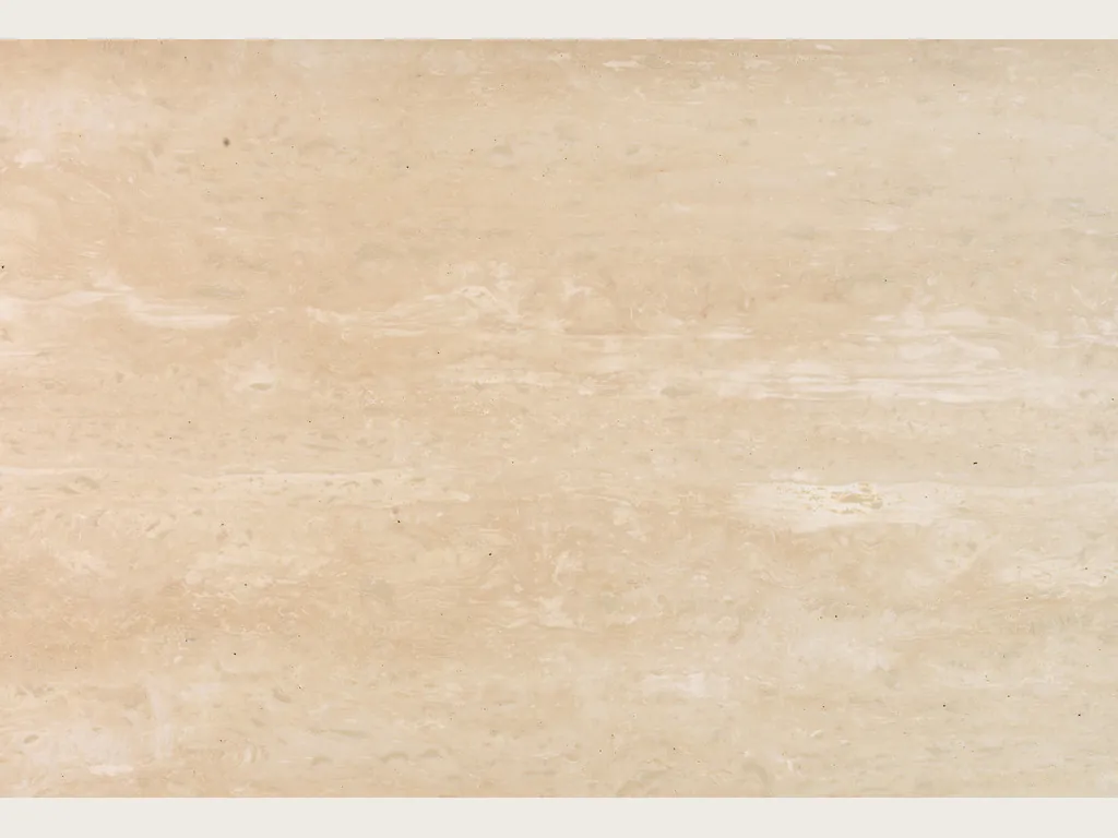 Placa de travertino beige Navona: fondo beige claro con bandas horizontales finas y tenues