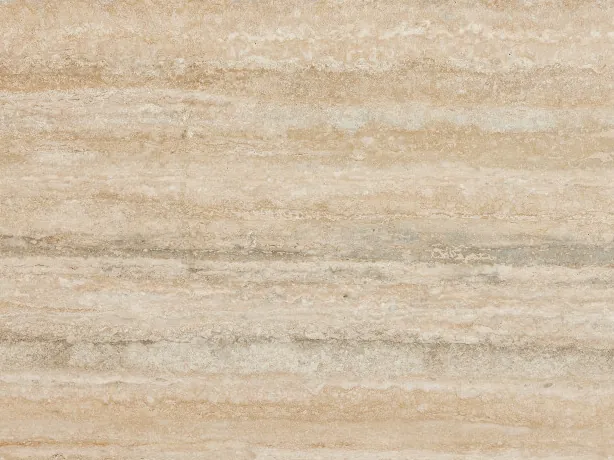 Detalle del Travertino Ocean Silver: franjas paralelas y algunos poros en el beige grisáceo