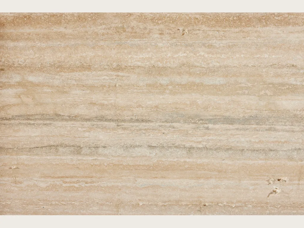 Placa de travertino gris Ocean Silver: franjas horizontales finas beige y gris sobre fondo beige grisáceo