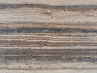 Detalle del travertino marrón Oscuro Silver: bandas paralelas marrón oscuro y beige sobre el fondo marrón grisáceo