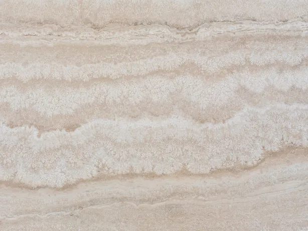 Detalle del Travertino Paglierino: ondas horizontales en tonos crema muy cercanos