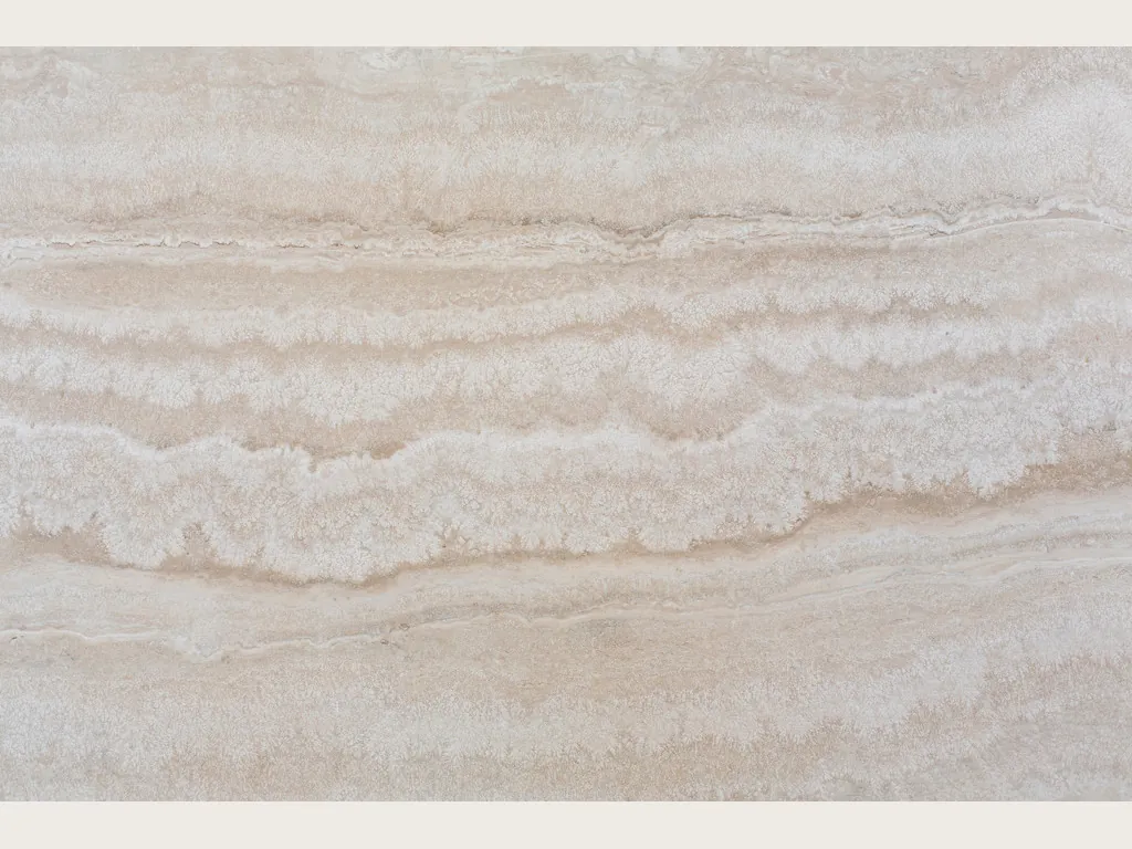Placa de travertino beige Paglierino: crema con bandas horizontales onduladas densas