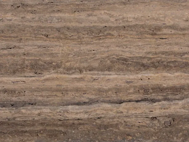 Detalle del travertino marrón Pantheon: poros naturales y franjas finas más claras sobre el marrón