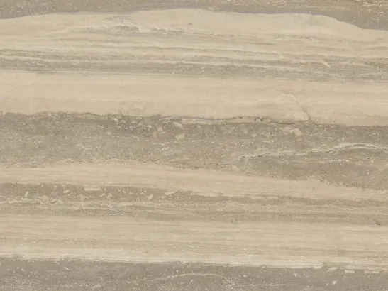 Detalle del Travertino Silver: franjas grises y beige claro, ordenadas y paralelas