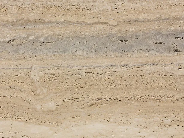 Detalle del travertino beige Striato: poros alineados y franjas finas beige y grises