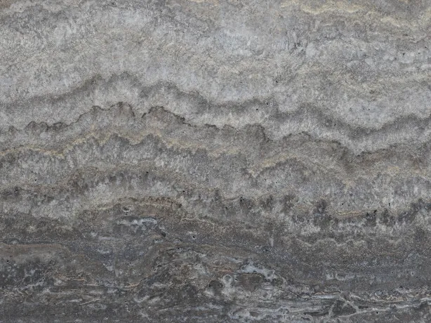 Detalle del travertino gris Titanium: bandas densas en gris claro y gris oscuro con toques beige