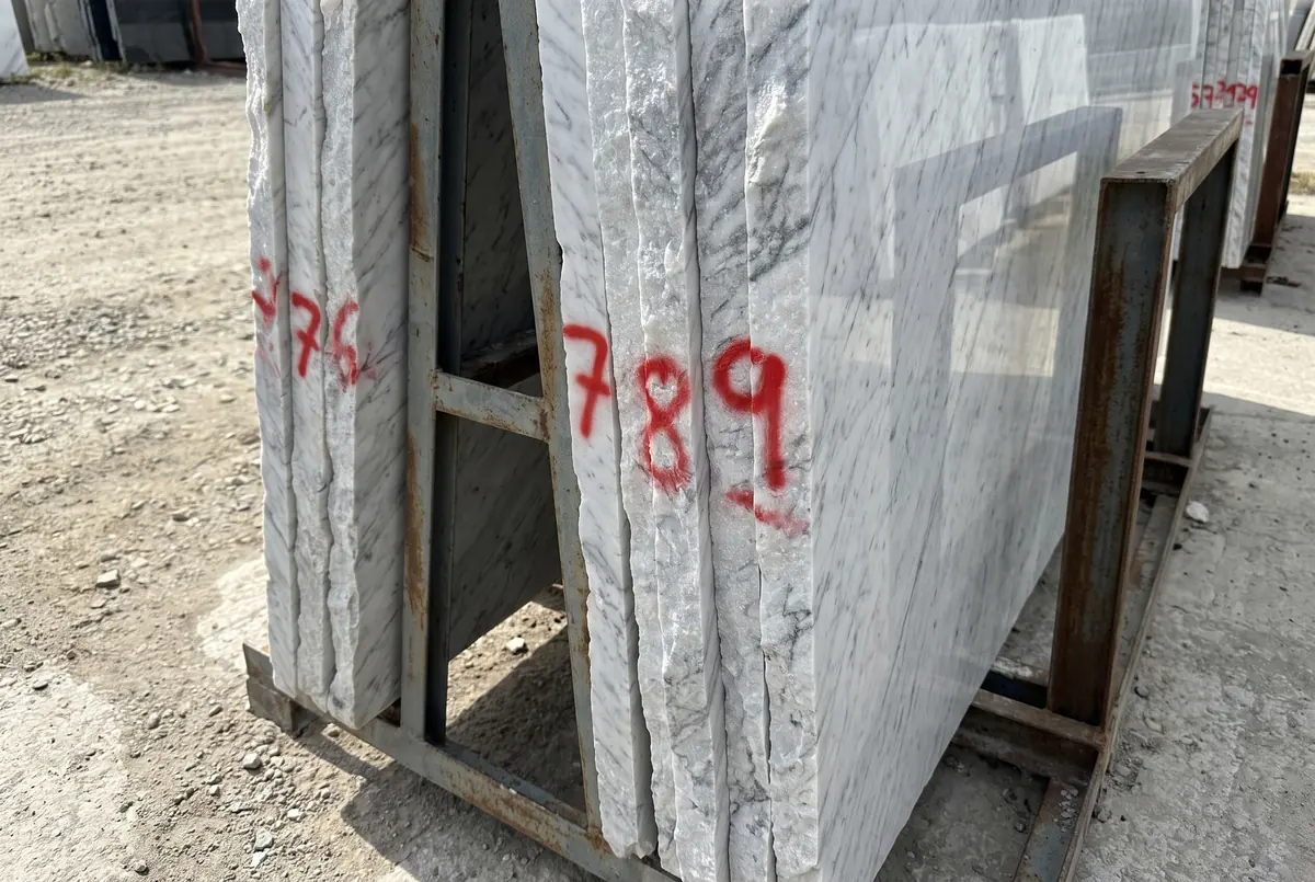 Cantos de placas de mármol con números pintados a mano en el patio del productor