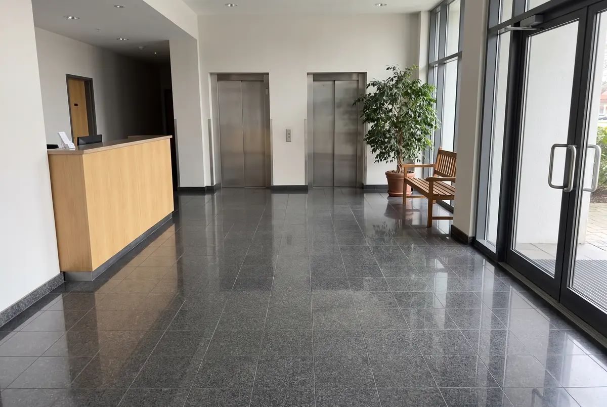 Vestíbulo de edificio con piso pulido de granito gris oscuro