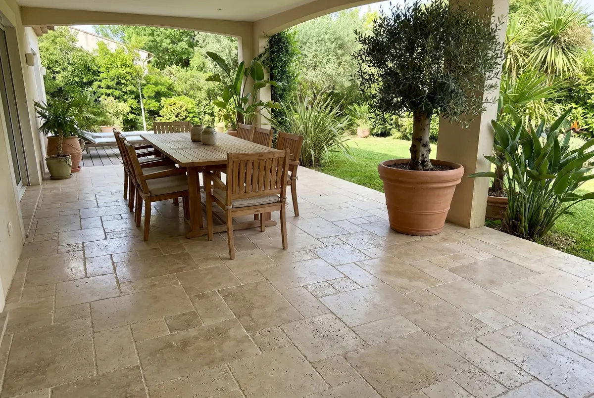 Piso de terraza y borde de piscina en travertino beige Romano: beige grisáceo claro con muchos agujeros abiertos de distintos tamaños